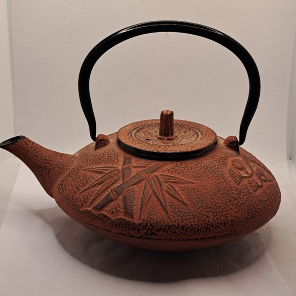Cast Iron Japanese Tea Pot Tea Kettle, Cast Iron, 4 tea cups and 4 cup saucers. - Picture 2 of 16